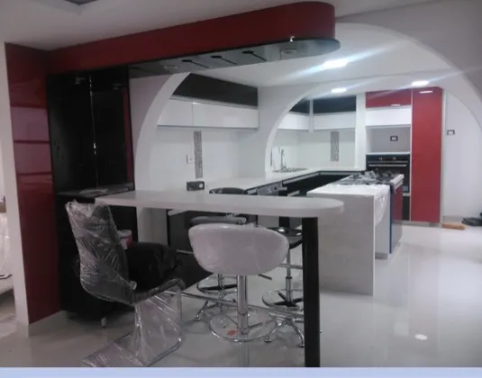 Cocina remodelada en rojo y blanco con barra