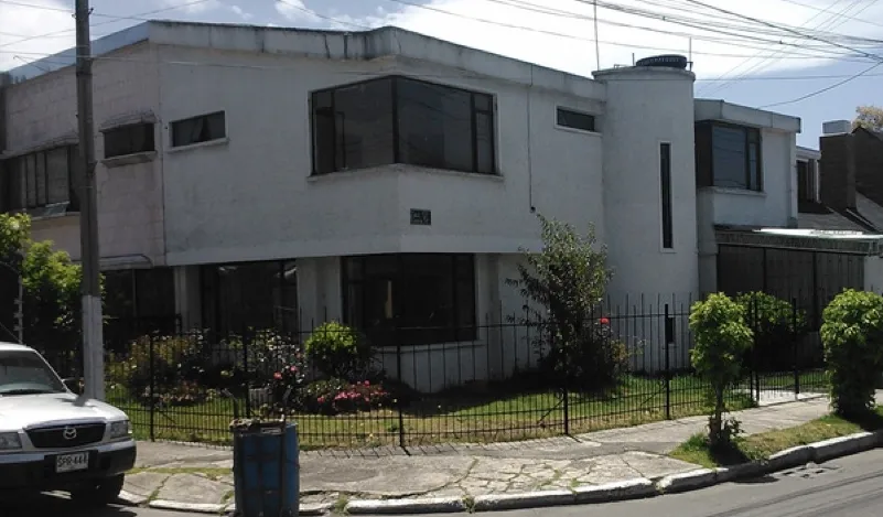 Fachada de vivienda antes de la remodelación