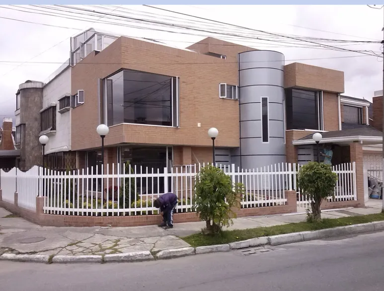 Vivienda esquinera después de una remodelación integral de fachada